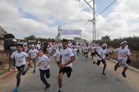 فلسطينيون يشاركون في مارثون الأمل في مدينة خان يونس جنوب قطاع غزة.jpg