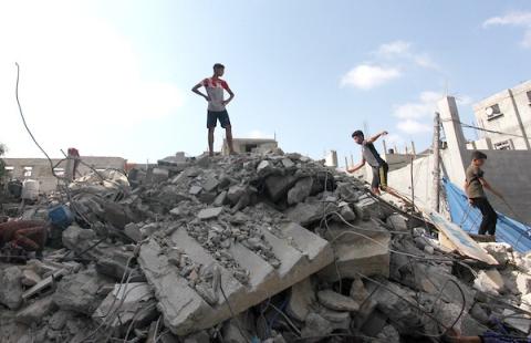 أطفال فلسطينيون يتفقدون الدمار الذي خلفه الاحتلال الاسرائيلي خلال التصعيد الأخير على قطاع غزة، في مدينة رفح جنوب قطاع غزة.jpg