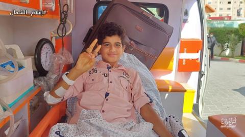 مغادرة الطفلة الجريحة رهف خليل سلمان وأخيها محمد برفقة والديهم بإتجاه تركيا للعلاج جراء اصابتها بحالة بتر في قدميها ويدها اليمنى خلال العدوان الأخير على قطاع غزة.jpg