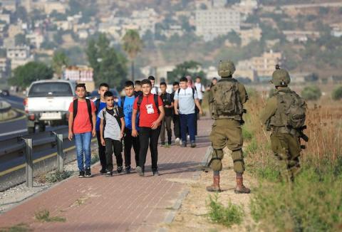 طلاب فلسطينيون يتوجهون الى مدرستهم في قريتي اللبن الشرقية والساوية جنوب نابلس مع بداية العام الدراسي الجديد وسط مضايقات جنود الاحتلال والمستوطنين لهم.