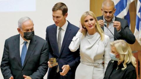 كوشنر وزوجته إيفانكا يتوسطان بنيامين نتنياهو وزوجته سارة في زيارة للكنيست أكتوبر 2021 (أ.ف.ب)