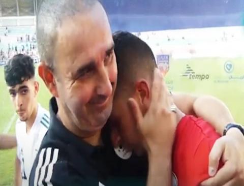 مدرب-منتخب-الجزائر-زرقي-رمان-مع-لاعب-المنتخب-الفلسطيني.jpg