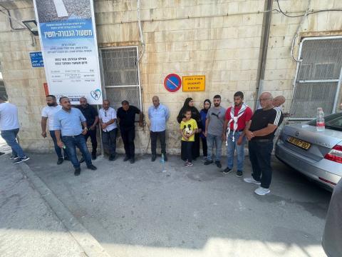 عائلة شحام أمام مبنى المحكمة. (تصوير وفا).jpeg