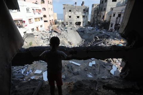 فلسطينيون يتفقدون منازلهم المتضررة خلال العدوان على قطاع غزة، بعد ساعات من سريان اتفاق وقف إطلاق النار، في مدينة غزة.jpg