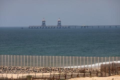 شاطئ بحر مدينة بيت لاهيا بالقرب من كيبوتس زيكيم الإسرائيلي شمال قطاع غزة