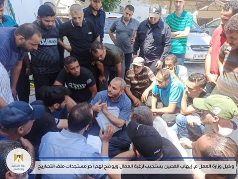 وكيل وزارة العمل  إيهاب الغصين يجلس مع العمال في ساحة الوزارة.jpg