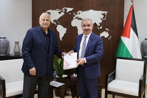 اشتية يتسلم تقرير لجنة الانتخابات المحلية للعام 2021.jpg