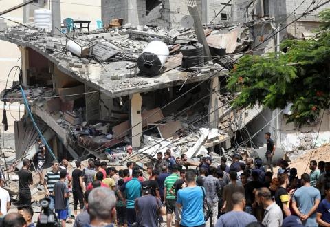 مواطنون يتفقدون منازلهم المدمرة بعد قصف الاحتلال لمدينة غزة.jpg