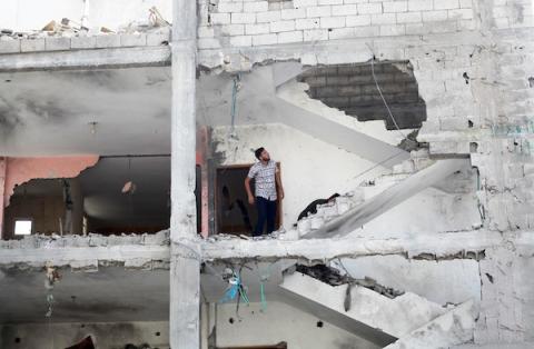 فلسطينيون يتفقدون الدمار الذي خلفه الاحتلال الاسرائيلي خلال التصعيد الأخير على قطاع غزة، في مدينة رفح جنوب قطاع غزة