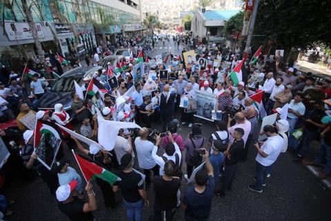 فلسطينيون يشاركون في احتجاج للمطالبة بإسترداد جثامين الشهداء الذين يحتجزهم الجيش الاسرائيلي في اليوم الوطني لاسترداد جثامين الشهداء.jpg