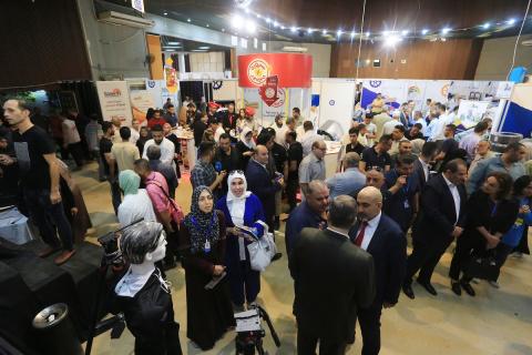 فلسطينيون يحضرون إفتتاح بازار المنتجات الوطنية في مدينة غزة.jpg