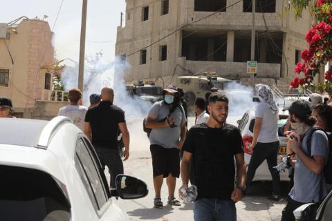 الخليل - الاحتلال يهاجم مسيرة ضد الاستيطان في قرية التوانة بمسافر يطا جنوب الخليل.jpg