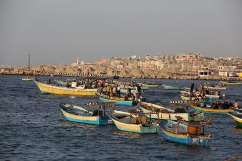 فلسطينيون يشاركون في مسيرة للمطالبة بحقهم في الممر المائي وحصولهم على الغاز الطبيعي في ميناء غزة