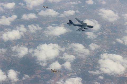 قاذفتين حربيتين أمريكيتيْن من طراز B-52 عبرتا الأجواء في الطريق نحو منطقة ‎الخليج.jpg