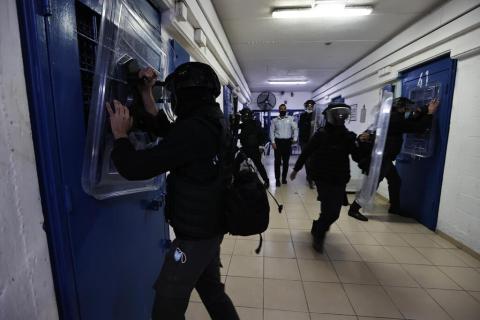 حياة الأسرى في السجون.jpg