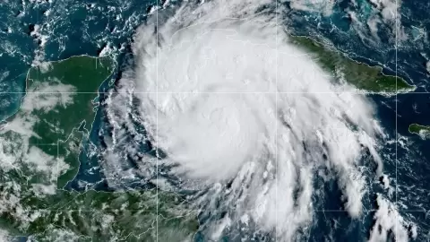 تُظهر صورة القمر الصناعي من الإدارة الوطنية للمحيطات والغلاف الجوي (NOAA) إعصار إيان فوق البحر الكاريبي في 26 سبتمبر 2022.   أ ف ب