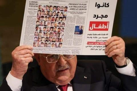 ابو مازن يرفع صورة لشهداء غزة الاطفال في الامم المتحدة.jpg