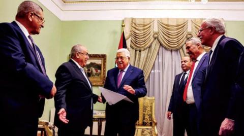 الرئيس عباس يتلقى دعوة رسمية من وزير الخارجية الجزائري لحضور القمة العربية أثناء وجوده في مقر جامعة الدول العربية في القاهرة 5 سبتمبر (إ.ف.ب).jpg