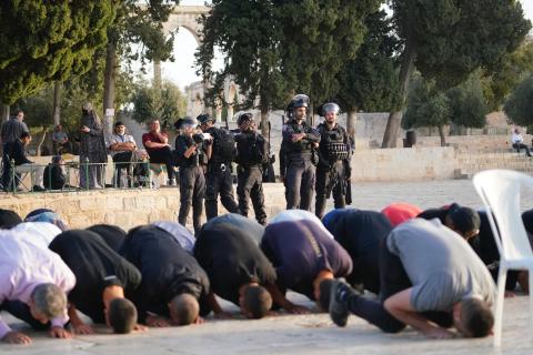 القدس - مئات المستوطنين خلال اقتحامهم ساحات المسجد الأقصى والاعتداء على المرابطين
