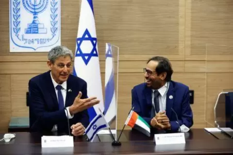 رام بن براك، رئيس اللجنة البرلمانية للشؤون الخارجية والدفاع بالكنيست الإسرائيلي يجتمع مع على النعيمي رئيس لجنة شؤون الدفاع والداخلية والخارجية بالمجلس الاتحادي الوطني الإماراتي في السابع من فبراير شباط 2022. تصوير رونن زفولون- رويترز .