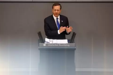 الرئيس الإسرائيلي إسحق هرتزوج يلقي خطابا أمام البرلمان الألماني (البوندستاج) ببرلين سبتمبر أيلول 2022. تصوير: فابريتسيو بنش - رويترز