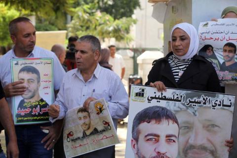 وقفة تضامنية مع الأسرى المضربين عن الطعام و الاسير المريض ناصر ابوحميد في سجون الاحتلال.jpg
