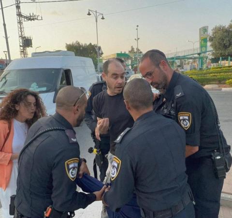 الرملة - الشرطة الإسرائيليّة تقمع وقفة إسناد للمعتقل خليل عواودة.jpg