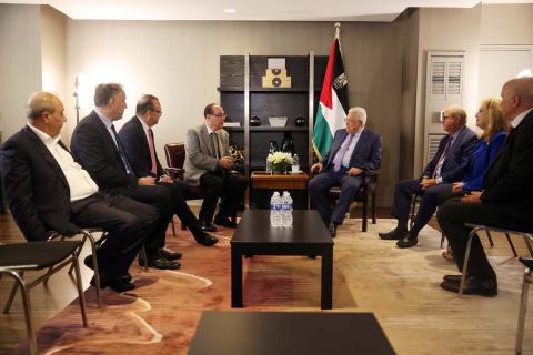 نيويورك - الرئيس محمود عباس أثناء لقاء أعضاء من الكونجرس الفلسطيني في أمريكا.jpg