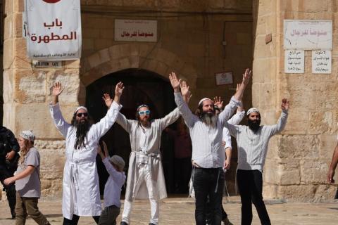 القدس - قوات الاحتلال والمستوطنون خلال اقتحامهم باحات المسجد الأقصى والاعتداء على المرابطين