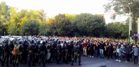 مواجهات بين المتظاهرين الغاضبين والشرطة الإيرانية احتجاجا على مقتل مهسا أميني.jpg