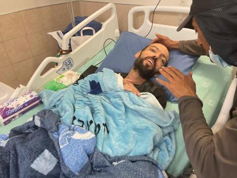 الرملة - المعتقل خليل عواودة من مستشفى "آساف هروفيه" بعد إعلانه تعليق إضرابه المفتوح عن الطعام