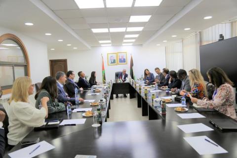 الشيخ يبحث مع وفد من  أيباك  خيار  حل الدولتين.jpg