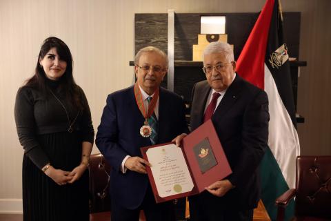 الرئيس يمنح السفير السعودي السابق لدى الأمم المتحدة نجمة الاستحقاق.jfif