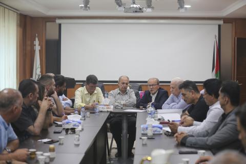 البيرة - محدثون خلال اجتماع لهيئة شؤون الأسرى والمؤسسات الفلسطينية الخاصة بالحركة الأسيرة لمناقشة اضراب الأسرى.jpg