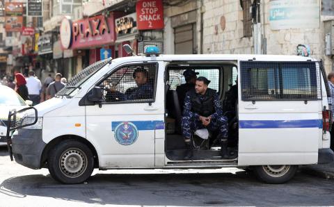 فلسطينيون ينظفون الشوارع بعد عودة الهدوء إلى مدينة نابلس بالضفة الغربية 18.jpg