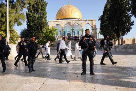 القدس - قوات الاحتلال والمستوطنون خلال اقتحامهم باحات المسجد الأقصى والاعتداء على المرابطين 7.jpg