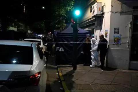 أمام منزل نائبة الرئيس الارجنتيني كريستينا كيرشنر في بوينوس آيرس بعد محاولة قتلها في 01 ايلول/سبتمبر 2022 afp_