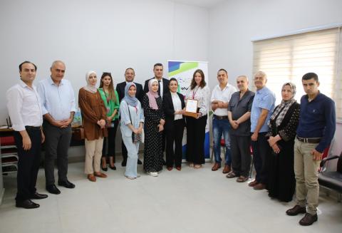 بنك فلسطين وخريجات برنامج فلسطينية يدعمان تجهيز مركز المصادر لجمعية نجوم الأمل في غزة.jpg