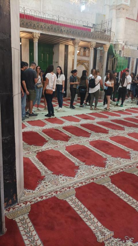قوات الاحتلال ومجموعة من المستوطنين يقتحمون الحرم الابراهيمي بالخليل
