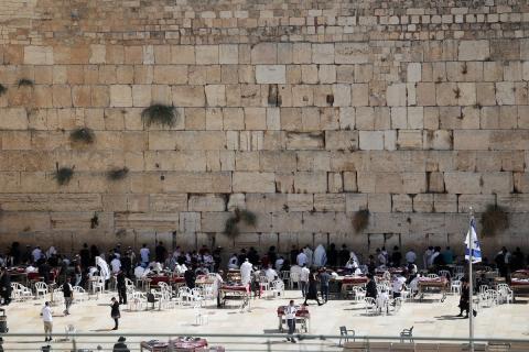 اليهود المتطرفون يؤدون صلوات تلمودية عند حائط البراق في مدينة القدس 15.jpg