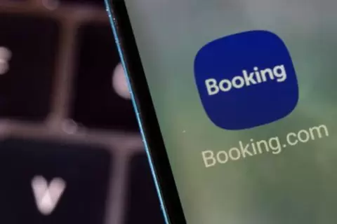 صورة توضيحية لبرنامج بوكينج دوت كوم على هاتف محمول التقطت بتاريخ 27 فبراير شباط 2022. تصوير: دادو روفيتش - رويترز