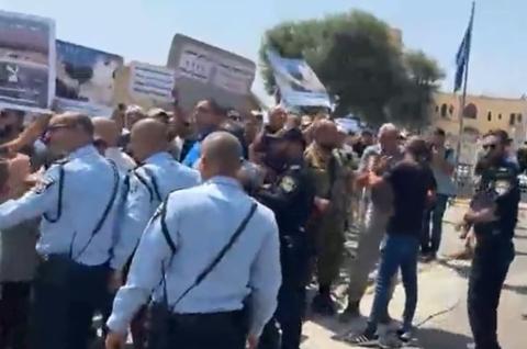 مقدسيون يؤدون صلاة الجمعة في مسجد قرية النبي صموئيل