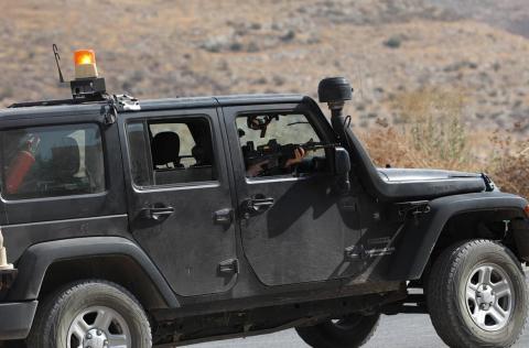 جنود الاحتلال يغلقون مداخل قرية عاطوف شرق طمون بعد عملية اطلاق النار على حافلة اسرائيلية بالقرب من سهل البقيعة.jpg