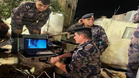 أفراد من مديرية الأمن العام يعملون في منطقة انهيار مبنى في اللويبدة (مديرية الأمن العام)