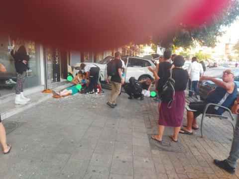 بالفيديو اعلام عبري : اصابات نتيجة اندفاع سيارة نحو الرصيف واصطدامها بالمارة في تل أبيب