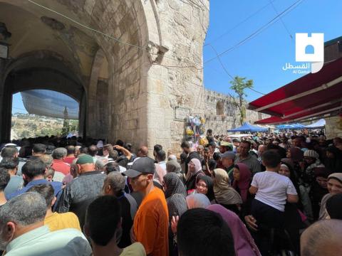 خروج المصلين من المسجد الأقصى المبارك بعد أدائهم صلاة الجمعة.jpg