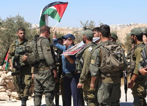 فلسطينيون يشاركون في مسيرة ضد الاستيطان في قرية يطا جنوب مدينة الخليل 16.jpg