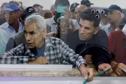 عمال فلسطينيون ينتظرون العبور من معبر إريز من شمال قطاع غزة لإسرائيل في الرابع من سبتمبر أيلول 2022. تصوير محمد سالم - رويترز