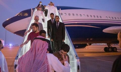 صورة نشرتها وكالة الأنباء السعودية تظهر أسرى حرب مفرج عنهم لدى وصولهم مطار الرياض في 21 أيلول/سبتمبر