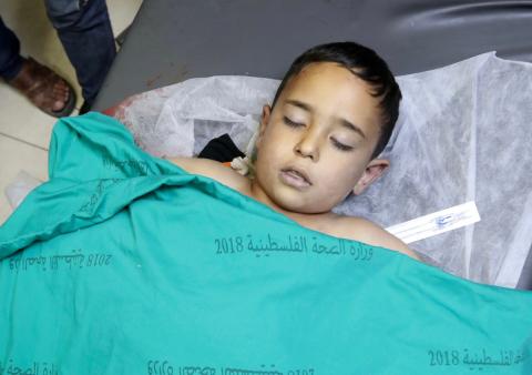أقارب الطفل الشهيد ريان سليمان الذي استشهد، جراء سقوطه من علو، أثناء مطاردته من قبل قوات الاحتلال يلتفون حول جسده في المستشفى في مدينة بيت لحم.jpg
